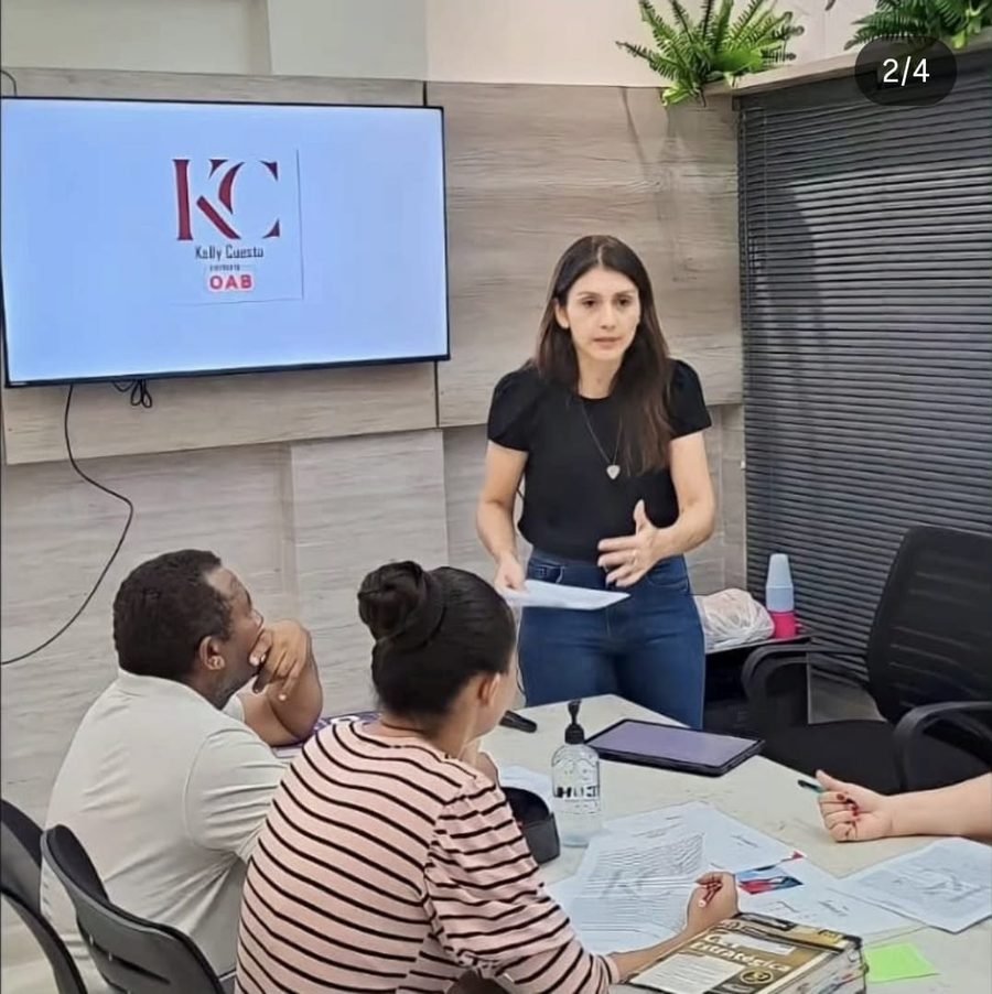 Profa. Kelly Cuesta ensinando alunos